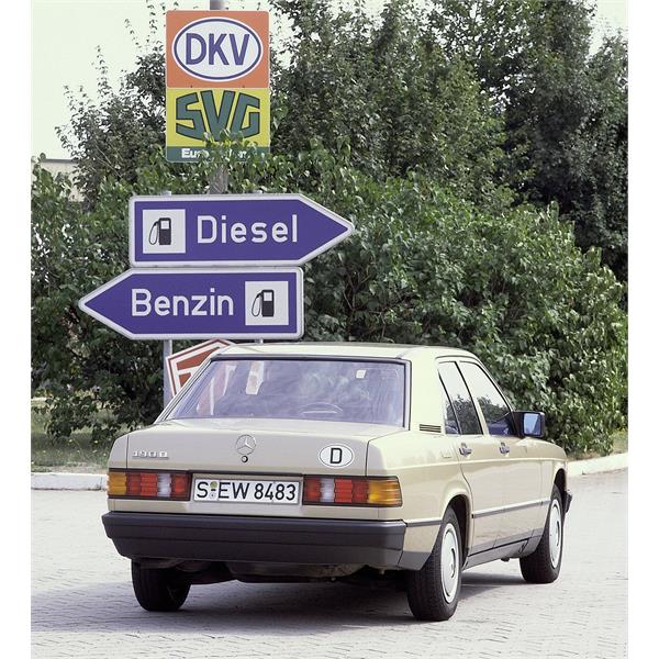 MERCEDES 190 SERİSİ 82-93 W201 ARKA TAMPON BANDI SİYAH